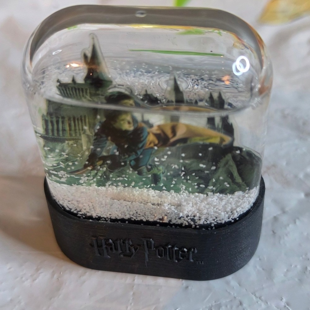 Harry Potter Mini Snow Globe Hogwarts Flying Broomstick 2018 WBEI Collectible